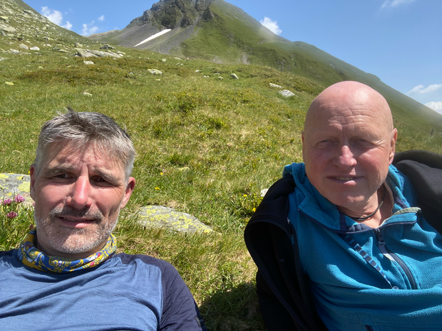 Stefan and Manno sitting on an alpine meadow