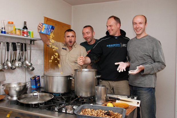Vier Männer in der Küche